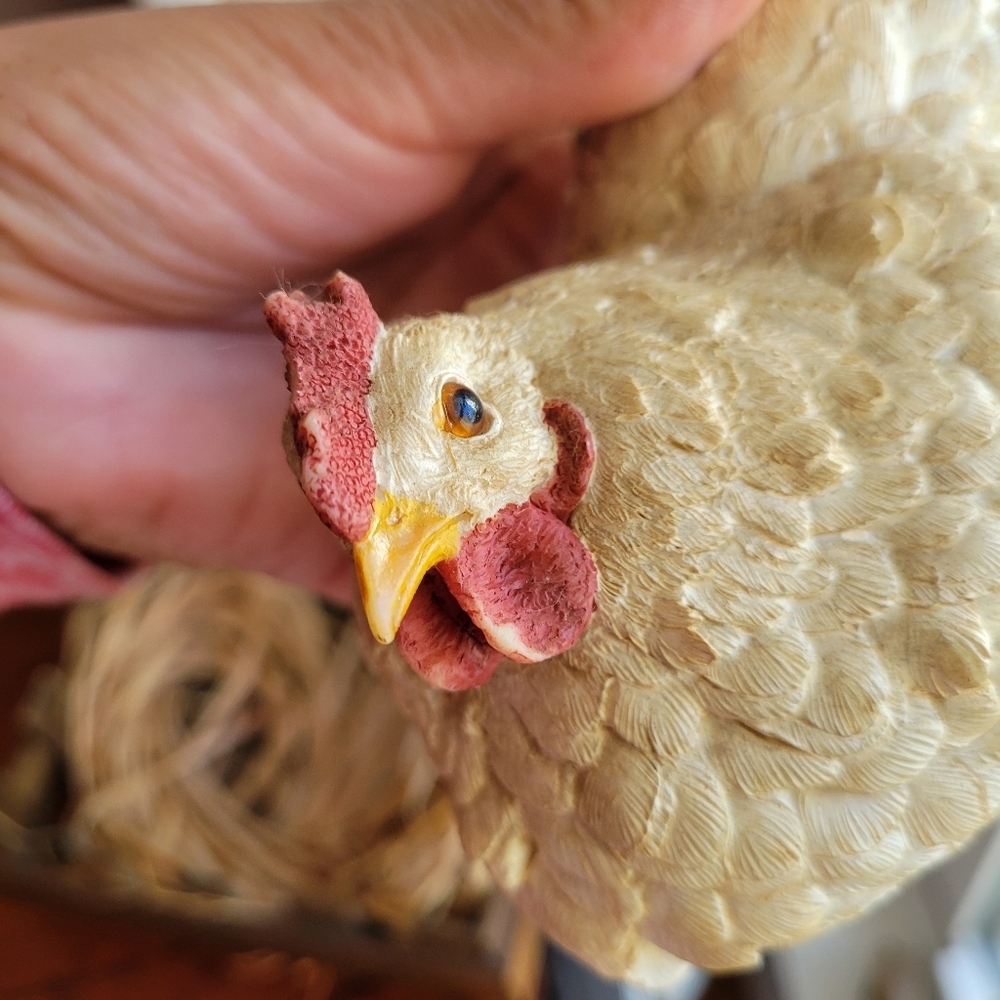 Decorative Collectible Chicken Figurine Rustic Wooden Crate/Straw Egg Resin RARE - Picture 7 of 15